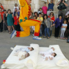 Insólita costumbre española: Un hombre salta sobre bebés para "ahuyentar al Diablo"