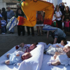 Insólita costumbre española: Un hombre salta sobre bebés para "ahuyentar al Diablo"